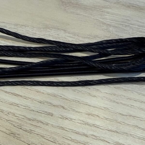 Corde d'arc Dacron posée sur une table en bois