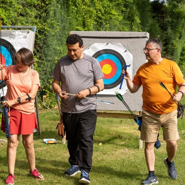Trois archers retirant leurs flèches des cibles après la séance de tir